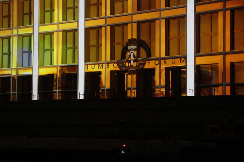 Eine Projektion macht sichtbar, was im Berliner Stadtraum nicht mehr zu sehen ist: Wo sich heute das Humboldt Forum befindet, stand einst der Palast der Republik