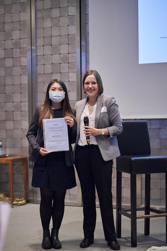 Elisabeth Rüb vom International Office der HSD (re.) überreichte Yin Lam Ho am 16. November den DAAD-Preis 2021 in feierlicher Atmosphäre im Düsseldorfer Industrie-Club.