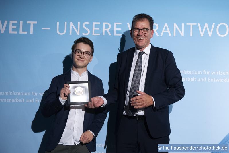 Bundesminister für wirtschaftliche Zusammenarbeit und Entwicklung Dr. Gerd Müller und Frederik Bachmann