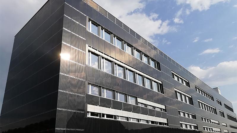 Die Solarpotentiale auf den ohnehin bereits versiegelten Dächern, Fassaden und anderer Infrastruktur reichen für die Energiewende aus: Solarfassade am Gebäude K3 Handwerkcity in Wallisellen.