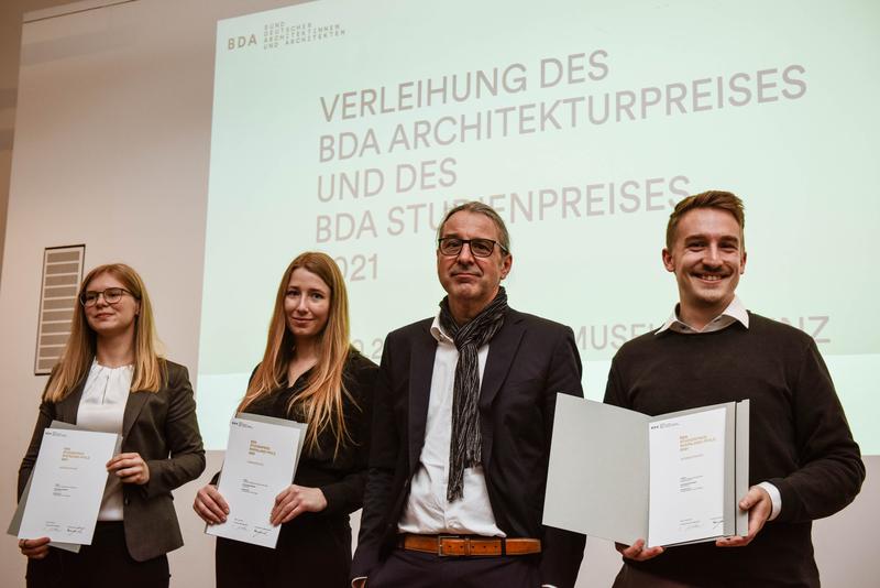 Bei der Preisverleihung in Mainz: (v.l.n.r.) Jessica Meyer, Angelika Walz, Prof. Dirk Bayer und Pascal Richter. Nicht auf dem Bild: Yasin Roßbach, Florian Lapport und Andreas Kispal.