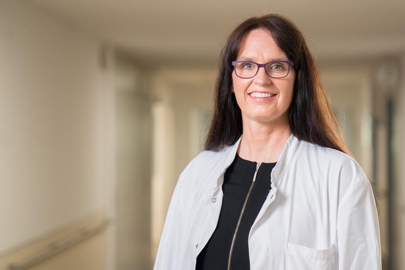 Die Erstautorin der Studie, PD Dr. Angela Rosenbohm, ist Ärztin und Wissenschaftlerin an der Ulmer Universitätsklinik für Neurologie