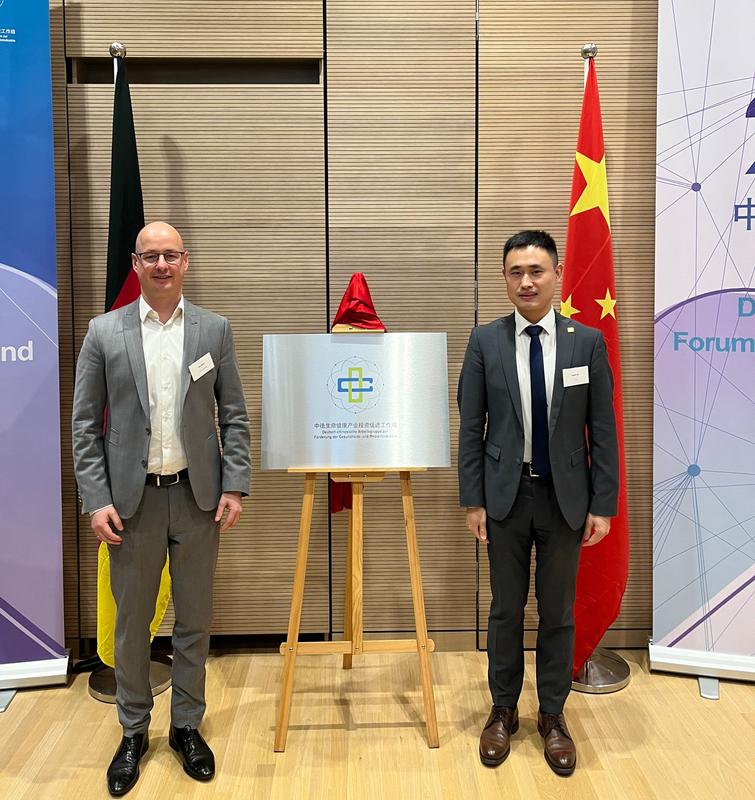 Unterzeichnung der deutsch-chinesische Absichtserklärung: Lars Bauer, Geschäftsführer der BioCon Valley® GmbH, und Yaojun Xu, Direktor der CIIPA - China International Investment Promotion Agency.