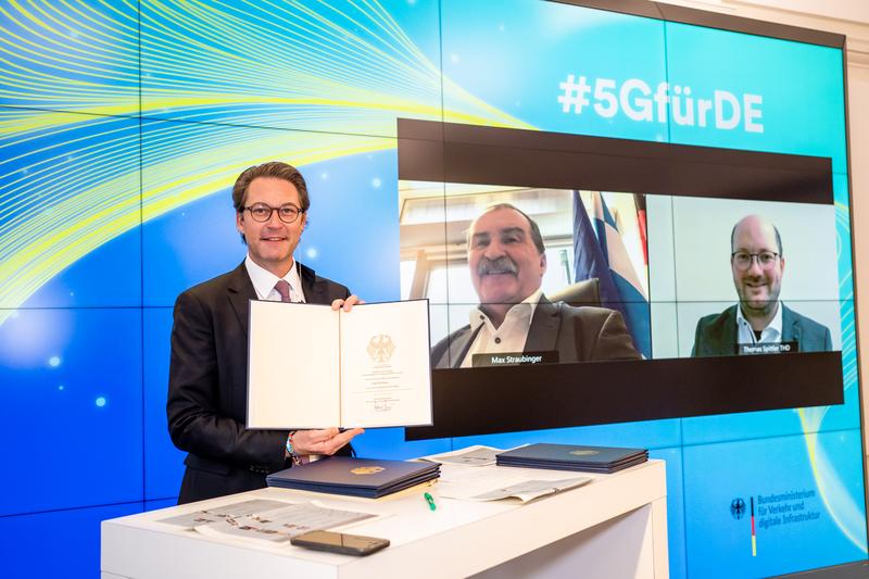 Bundesverkehrsminister Andreas Scheuer übergab die Förderurkunde an Projektleiter Prof. Dr. Thomas Spittler und MdB Max Straubinger im Rahmen der virtuellen Veranstaltung.