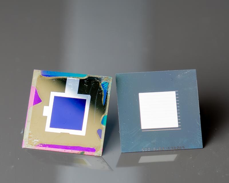 Die Perowskit-Silizium-Tandemzelle beruht auf zwei Innovationen: Einer nanotexturierten Frontseite (links) und einer Rückseite mit dielektrischem Reflektor (rechts).