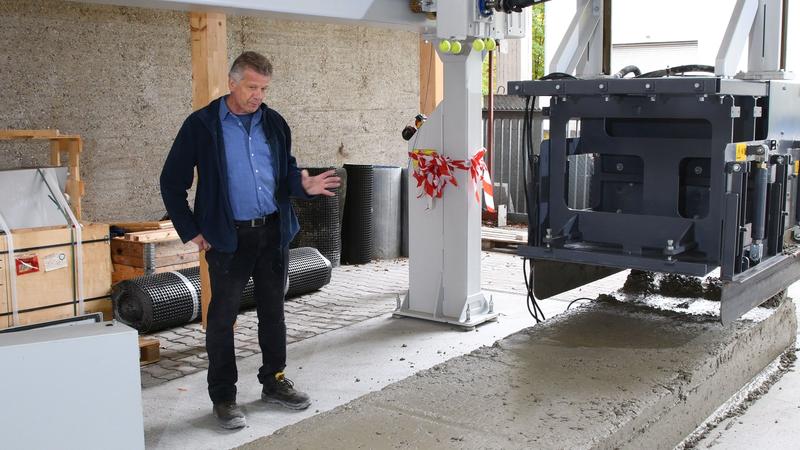 Director of the MPA Prof. Harald Garrecht at the commissioning of the testing facility. The new road paver is on the right.