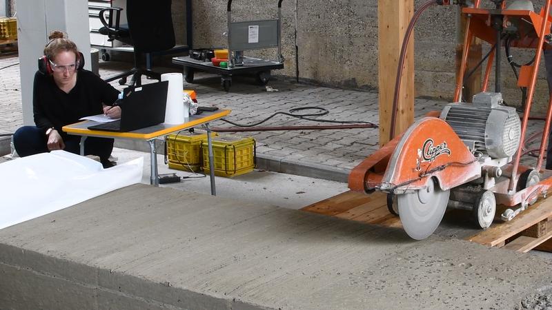 Student Aurelia Gemeinhardt checking the post-processing of the freshly-laid concrete strip as part of her master's thesis.