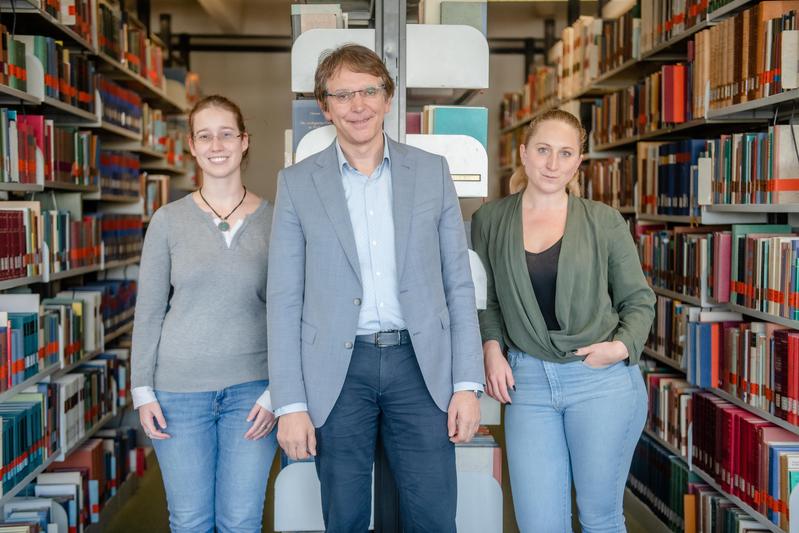  Das Bochumer Forschungsteam: Julia Wolf, Albert Newen und Sabrina Coninx (von links)