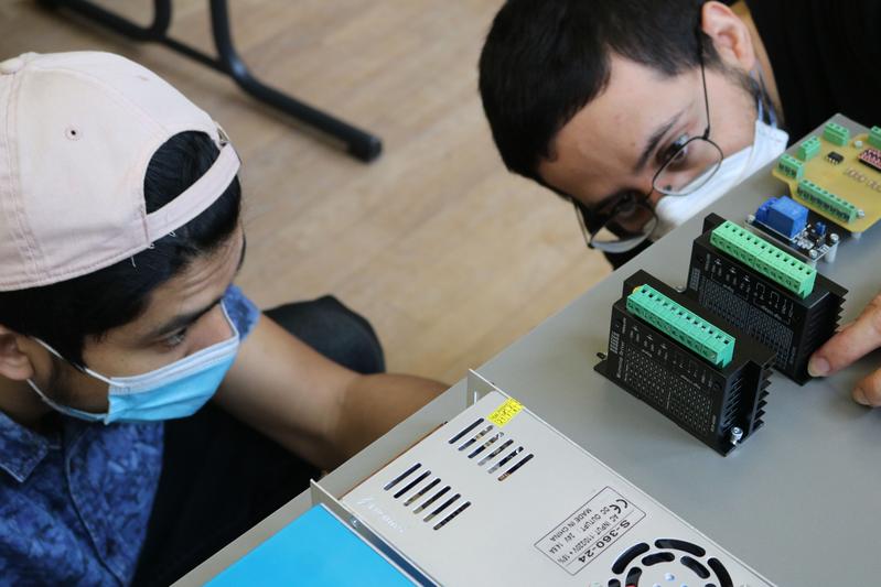 Jorge Cesar Mariscal Melgar und Mohammed Omer, Wissenschaftliche Mitarbeiter des Laboratorium Fertigungstechnik (LaFT) der Helmut Schmidt Universität, arbeiten an einem Lasercutter für die Fab City.