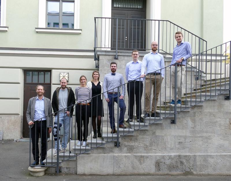 (von li.) Prof. Dr. Mark Vetter von der FHWS mit den Preisträgerinnen und –trägern Fabian Schmidt, Nele Peschel, Theresa Fechner, Florian Rademacher sowie dem Trio mit Friedrich Heine, Nico Jankowiak und Anton Wieting 