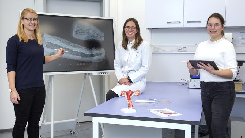 Finja Borowski, Paula Rosam und Ariane Dierke (v.l.)  in einem der Forschungslabore des Instituts für ImplantatTechnologie und Biomateralien 