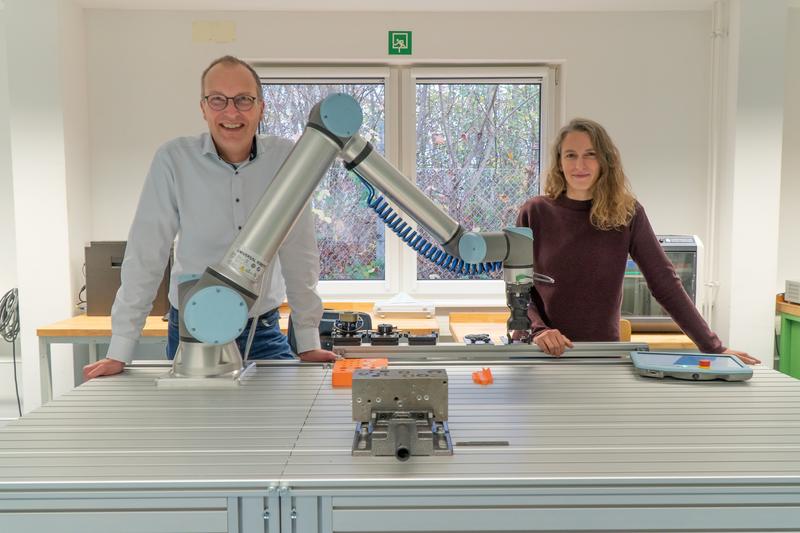 Professor Dr. Bernd Finkemeyer (FH Kiel) und Sabine Hipp (macio GmbH) möchten auch Laien das Programmieren von Robotern ermöglichen. 