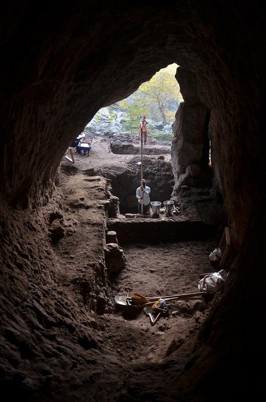 Ausgrabungen im Inneren der Höhle 