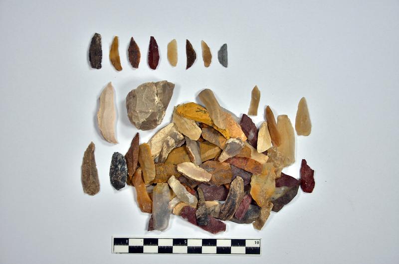 Auswahl von Steinwerkzeugen (oben) und Halbfertigprodukten aus dem Epipaläolithikum 