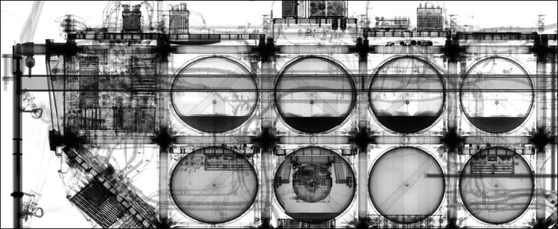 Röntgentomographie-Aufnahme des EURECA-Satelliten (Grösse etwa 3m x 6m x 3m), der von 1992 bis 1993 im Erdorbit kreiste. Der Satellit ist heute im Verkehrshaus der Schweiz mit einer detaillierten Röntgenanalyse der Empa ausgestellt. 