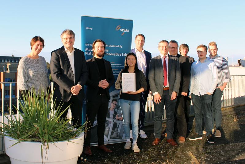 Der VDMA-Bildungsreferent Michael Patrick Zeiner (3. von links) würdigte auf dem Abschlussworkshop das Engagement der Osnabrücker Projektbeteiligten, dem neben Studierenden und Fakultätsangehörigen auch Vertreter der lokalen Unternehmen angehörten. 