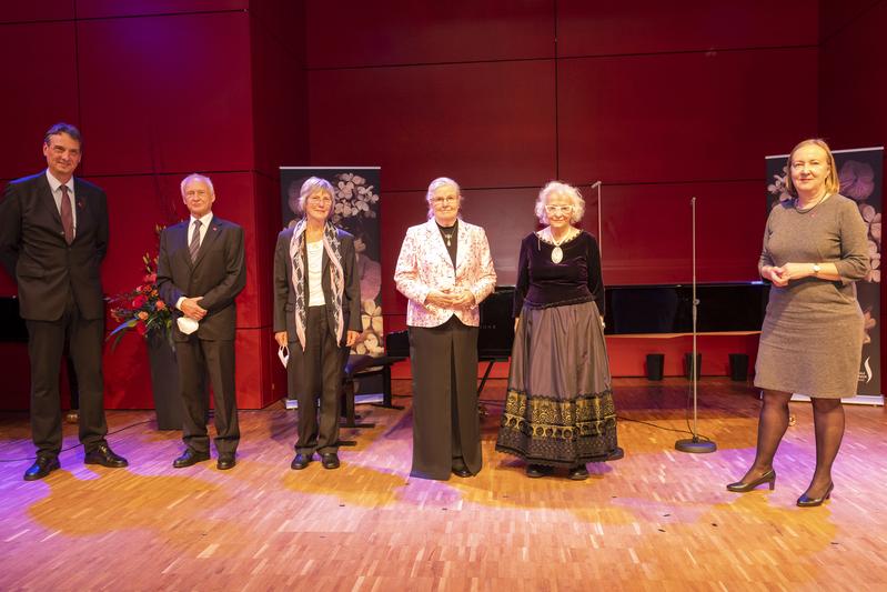 Ehrung langjähriger und engagierter Freunde, Förderinnen und Förderer mit der Diether von Isenburg-Medaille: (v.l.) JGU-Vizepräsident Stefan Müller-Stach, Rainer Göbel, Elke Göbel, Almut Diethelm, Elisabeth Gateff und JGU-Kanzlerin Waltraud Kreutz-Gers