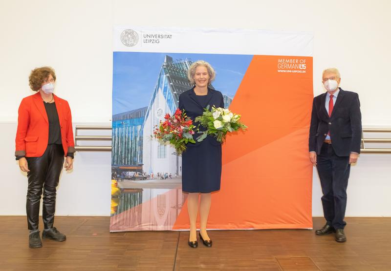 Prof. Dr. Eva Inès Obergfell (Bildmitte) wird neue Rektorin der Universität Leipzig. Amtsinhaberin Prof. Dr. Beate Schücking (links) und der Vorsitzende des Hochschulrats Dr. Gerd Husung gratulieren. 