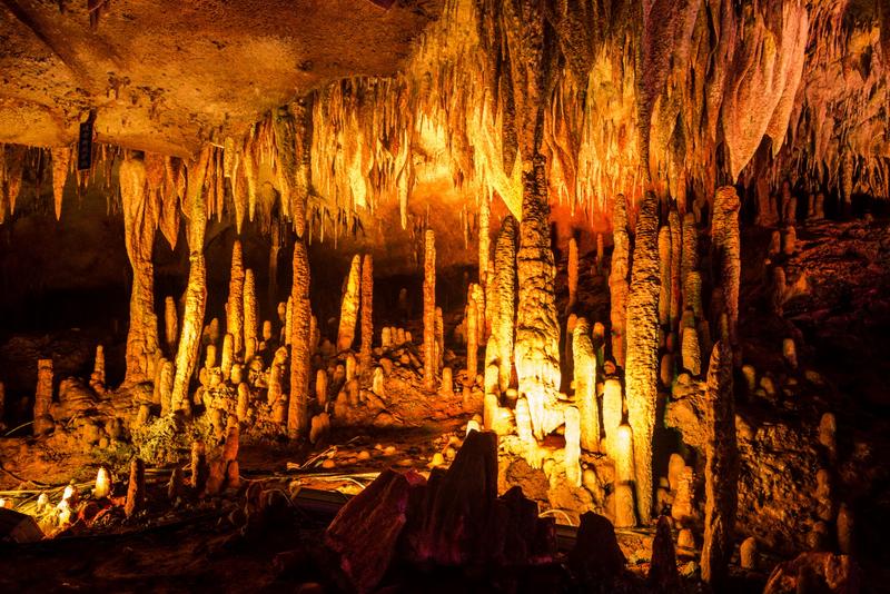 Tropfsteine in der Shennong-Höhle in China: Stalagmiten in der südwestlich der Ausgrabungsstätte befindlichen Höhle belegen eine klimatische Ursache für den Untergang der Liangzhu-Hochkultur.