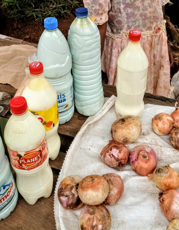 Milch von lokalen Erzeugern, die in wiederverwendbaren Wasser- und Limonadenflaschen auf dem Viehmarkt von Bamenda verkauft wird.