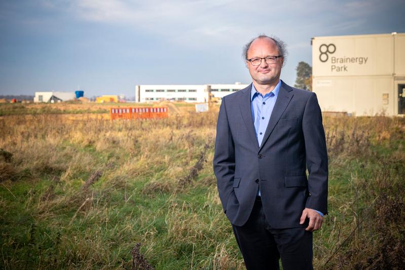 Gründungsdirektor Prof. Dr. Peter Wasserscheid auf dem Gelände des Brainergy Parks in Jülich, wo das neue Institut für nachhaltige Wasserstoffwirtschaft (INW) untergebracht werden soll.