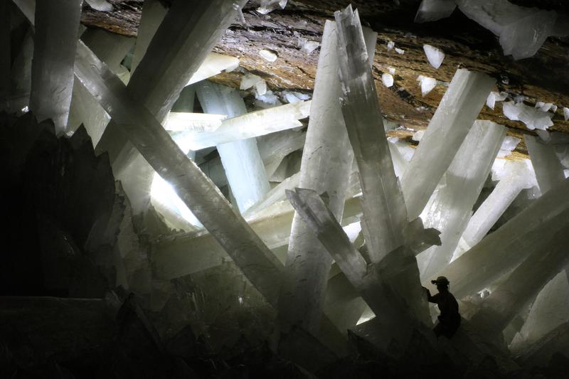 Überlebensgroße Anhydrit-Kristalle in der Naica-Mine, Mexiko