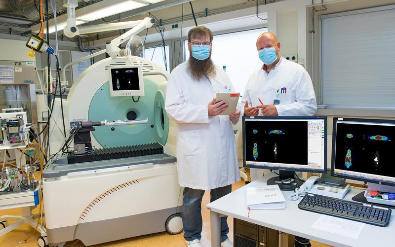Dr. Jens Bankstahl (links) und Professor Dr. Tobias Ross neben einem Kombinationsgerät für präklinische Positronenemissionstomographie/Computertomographie (PET/CT) in der Klinik für Nuklearmedizin.
