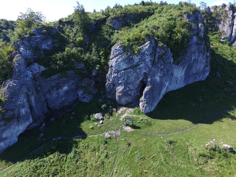 Luftaufnahme der Stajnia-Höhle in Polen.