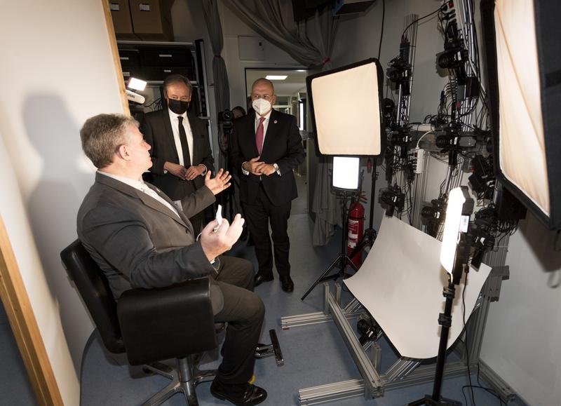 Ralph Breithaupt (von links), Projektleiter beim BSI für das Biometrie Evaluationszentrum, demonstriert Hochschulpräsident Hartmut Ihne und BSI-Präsident Arne Schönbohm, wie ein 3D-Bild aufgenommen wird.