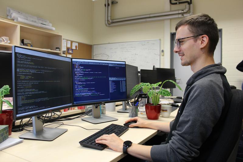 Janik Sielemann bearbeitet den Code für die Vorhersagen am Computer. Foto: Universität Bielefeld