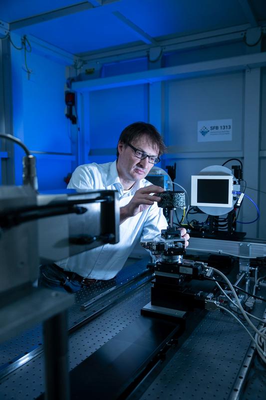 Prof. Holger Steeb, der künftige Sprecher des SFB 1313, im „Porous Media Lab“ der Universität Stuttgart. 