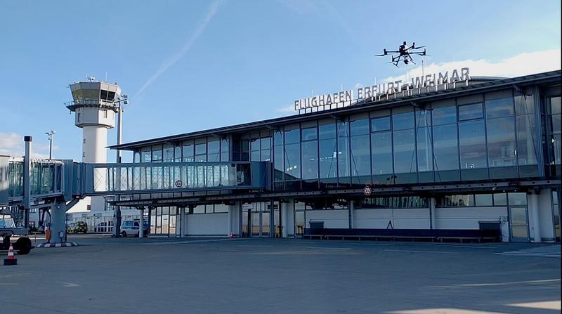 Flugdrohne vor dem Internationalen Verkehrsflughafen Erfurt-Weimar