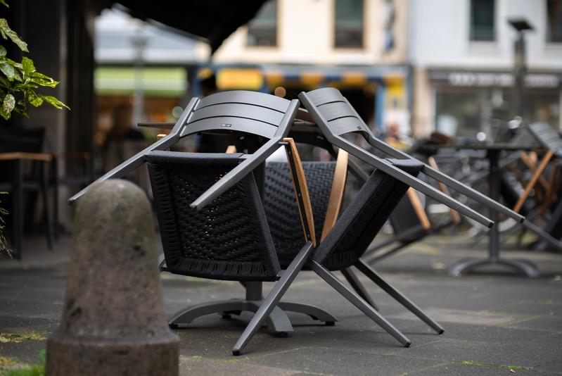 Lere Stühle: Während der Lockdowns fehlten im Gastgewerbe die Umsätze. In ihrer Bachelorarbeit in Versicherungswirtschaft beschäftigte sich Franziska Gagel damit, was Gastronominnen und Gastronomen im Raum Lichtenfels von Versicherungen erwarten. 