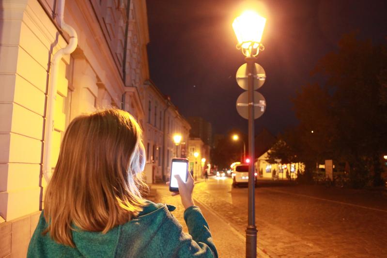 Eine App-Userin dokumentiert mit ihrem Smartphone Lichter in Potsdam.