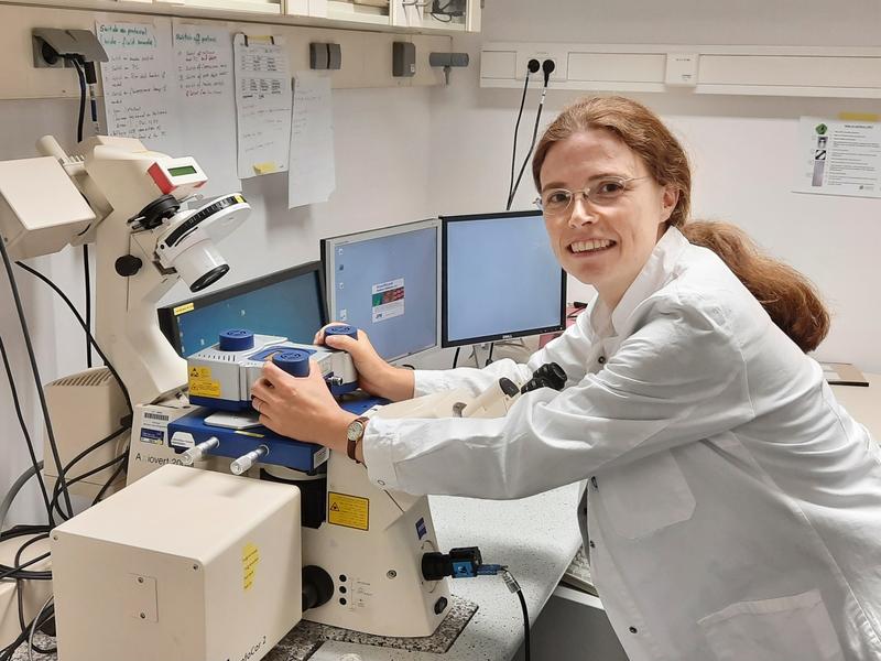 Dr. Elisabeth Fischer-Friedrich am Rasterkraftmikroskop 