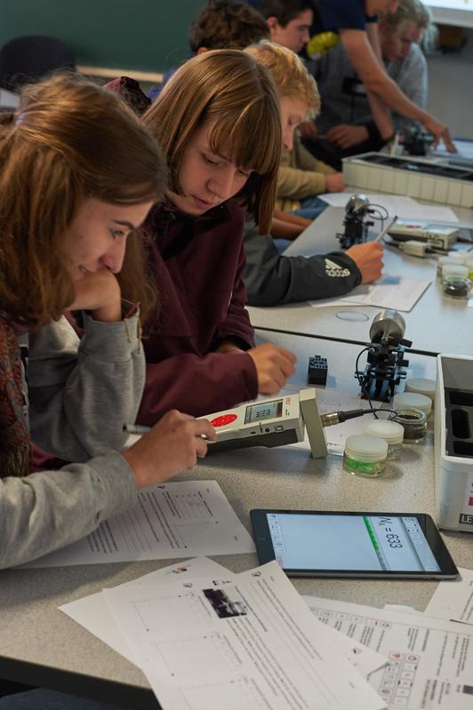 Der Physikunterricht leistet einen wesentlichen Beitrag dazu, Schülerinnen und Schüler auf ein Leben in einer digitalisierten Welt vorzubereiten.