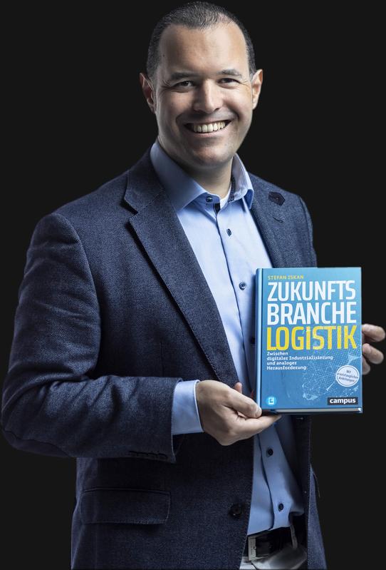 Prof. Dr. Stefan Iskan mit seinem jüngst erschienenen Buch "Zukunftsbranche Logistik"