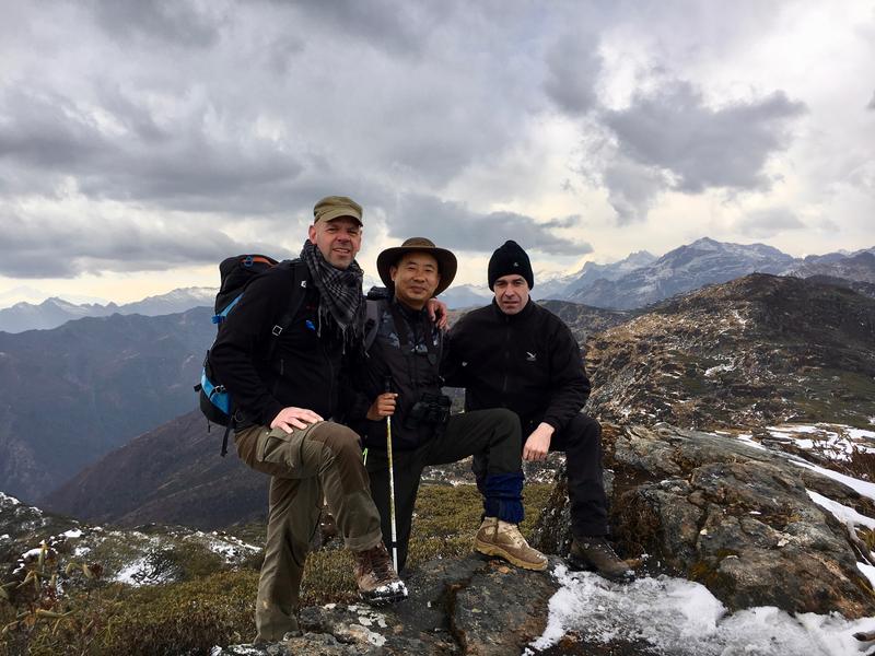 Prof. Dr. Wilfried Hagg (rechts) während einer Exkursion nach Bhutan mit einem Kollegen und lokalem Führer