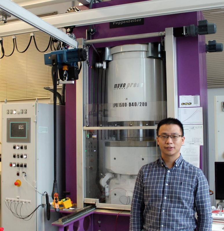 Dr. Hu Tang, first author of the study, in front of a high-pressure press at the Bavarian Research Institute of Experimental Geochemistry and Geophysics (BGI). 