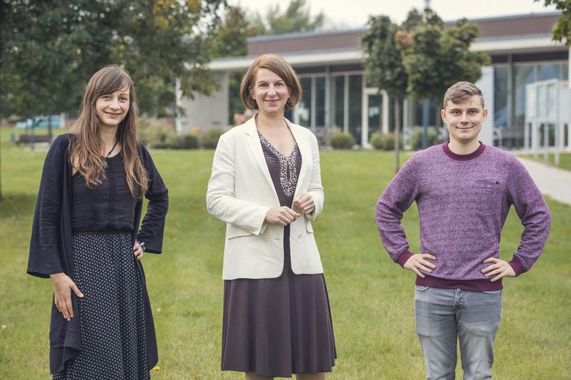 Rektorin Prof. Dr. Anne Lequy mit Mitgliedern der AG Klimanotstand, die das Projekt maßgeblich vorangetrieben hat: Klimaschutzmanagerin der Hochschule Julia Zigann (l.) und Robin Ebbrecht. 