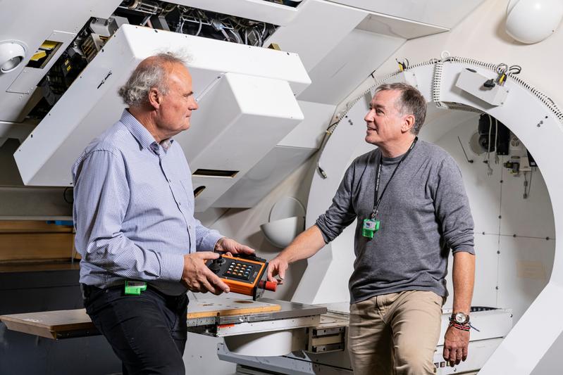 Martin Grossmann und Tony Lomax vor der Gantry 1, die sie mit ihrem Team in den 1990er- Jahren selbst gebaut haben. 