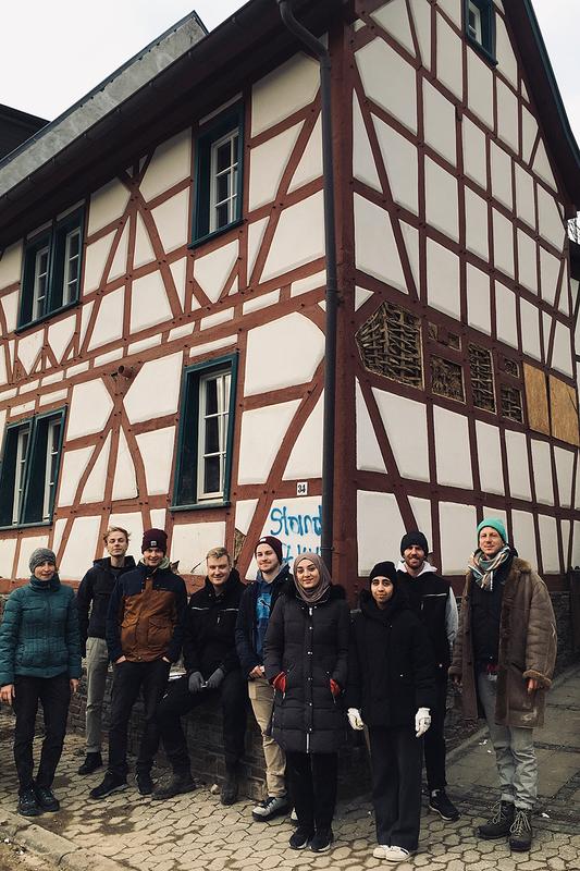 Studierende des Institute for Sustainable Urbanism (ISU) und des Instituts für Bauklimatik und Energie der Architektur (IBEA) der TU Braunschweig sind in der Eifel, um das beschädigte Fachwerkhaus winterfest zu machen.