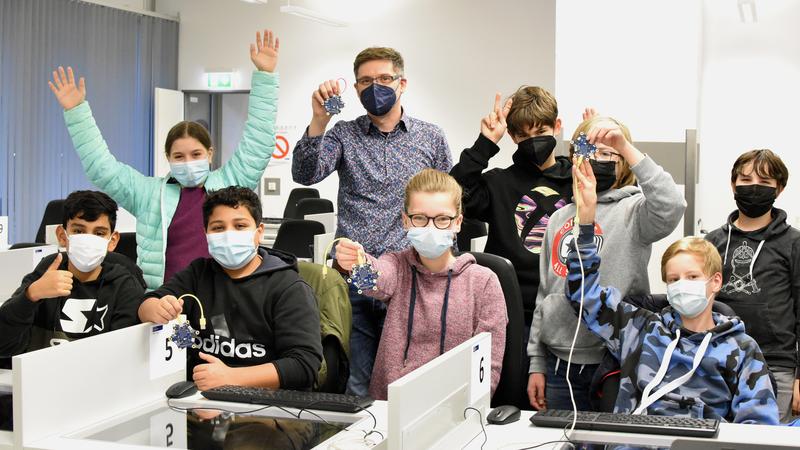 Junge Forscherinnen und Forscher entwickeln mit Informatiker Dr. Thorsten Kimmeskamp von der Universität Duisburg-Essen (UDE) ein spannendes Experiment für die ISS. 