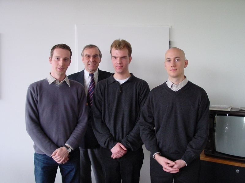 Die Preisträger (mit Rektor Prof. Dr. A. Zimmer, der die Arbeit wissenschaftlich betreut hat) sind (v.l.n.r.) Claus Marberger, Martin Gründl, Christoph Braun und (nicht im Bild, da jetzt an der Uni Rostock) Christoph Scherber. Foto: R. F. Dietze