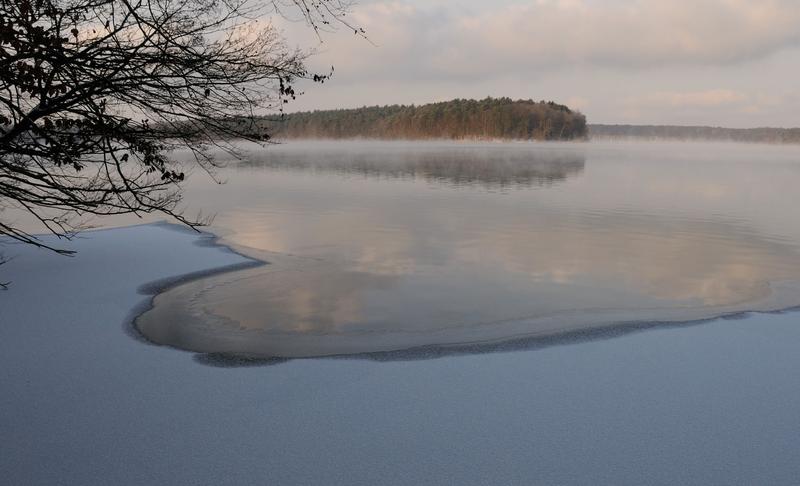 Im Klimawandel verkürzt sich die Zeit der Eisbedeckung auf dem Stechlinsee in Brandenburg. Dies gilt auch für andere Seen weltweit.