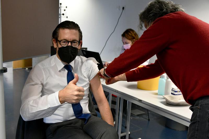 Prof. Dr. Frank E.P. Dievernich, Präsident der Frankfurt University of Applied Sciences, erhält eine Booster-Impfung während einer Impfaktion auf dem Campus.