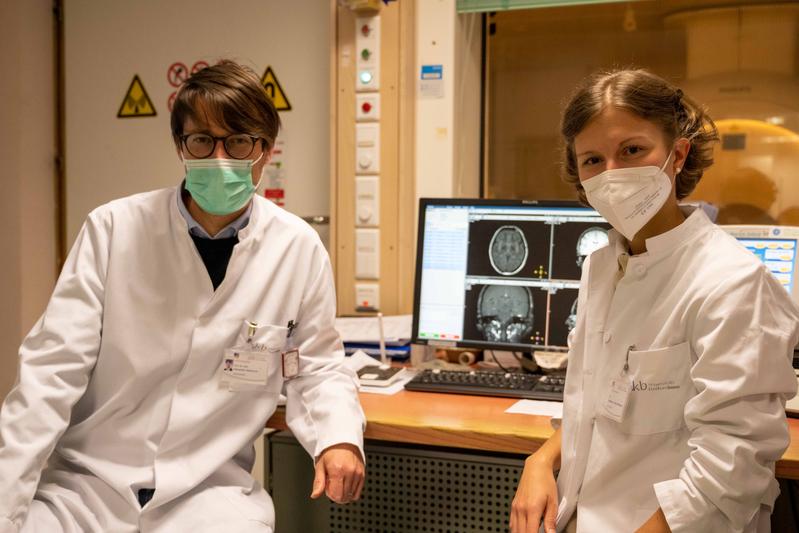 (v.l.) Prof. Alexander Radbruch, Direktor der Klinik für Neuroradiologie am UKB, und Dr. Katerina Deike-Hofmann, Ärztin der Klinik für Neuroradiologie am UKB erhalten für Ihre Forschung zur Hirn-Clearance eine Förderung von 1,3 Mio. Euro.