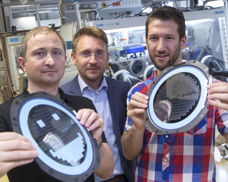 (v.l.n.r.) Michael Sternad (TH Deggendorf), Martin Wilkening (TU Graz) und Georg Hirtler (TU Graz) stehen hinter der Entwicklung einer Weltneuheit: Mini-Batterien für Mikrochips.