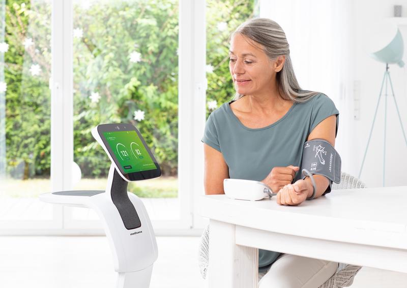Assistenzroboter TEMI kann auch beim Blutdruckmessen unterstützen.