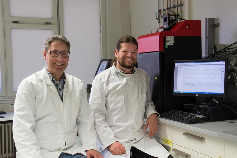 FOTO: Dr. Severin Weis (rechts, Erstautor der Studie) und Prof. Dr. Markus Egert (links, Studienleiter).